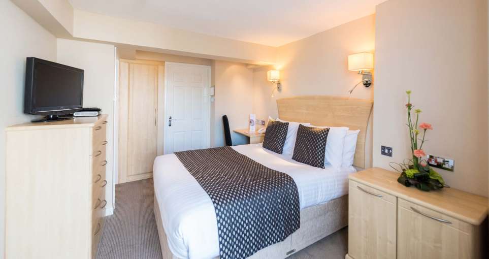 Devon Hotel Accommodation (111) Bed with Desk and Television