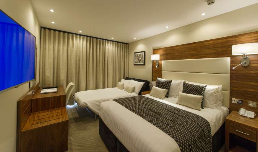 bedroom with 2 beds