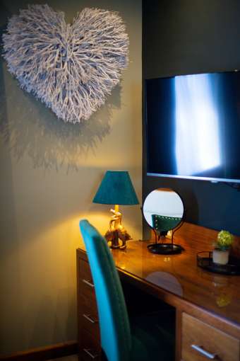 dressing table, mirror and lamp