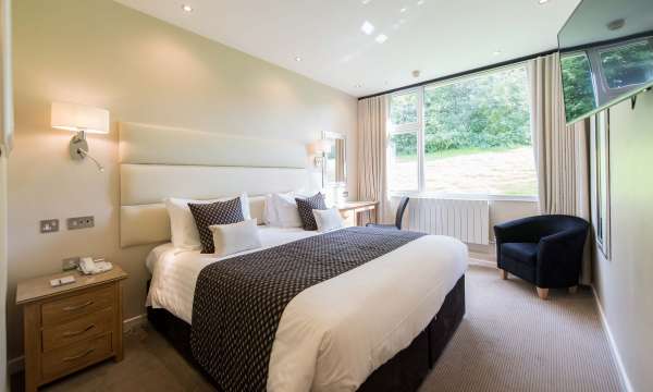 Devon Hotel Accommodation (205) Bed with Desk and Seating